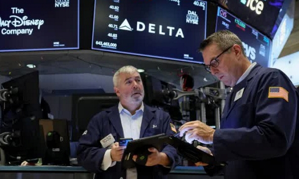 Dow Jones tăng hơn 100 điểm, S&P 500 gần đạt kỷ lục lịch sử