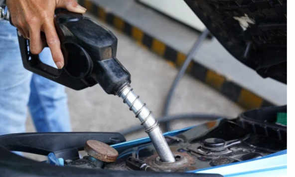 Giá xăng RON 95 giữ nguyên, dầu diesel tăng 260 đồng/lít