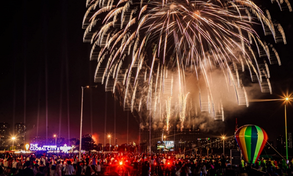 Hơn 50.000 người dân thành phố 'đổi gió' đón năm mới tại trung tâm mới