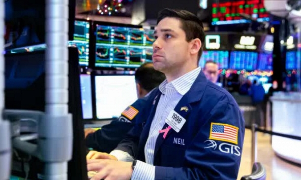 Phố Wall khởi động năm 2024 trong sắc đỏ