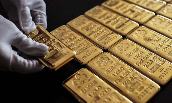 Giá vàng vẫn chịu áp lực khi Fed báo hiệu việc giảm lãi suất vào năm 2024