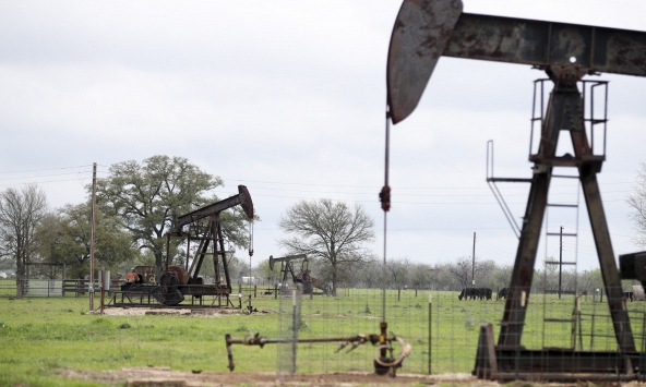 Giá xăng dầu hôm nay 9/1: Dầu Brent lao dốc