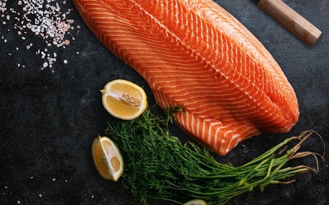 Cá hồi hoang dã và nuôi: Loại nào tốt cho sức khỏe?