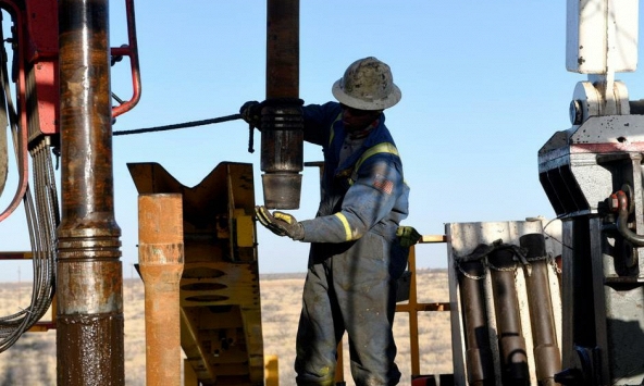 Giá xăng dầu hôm nay 10/1: Tăng do nhu cầu cao