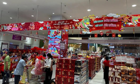 Hàng Tết ngập kệ, siêu thị ồ ạt 'tung' khuyến mãi