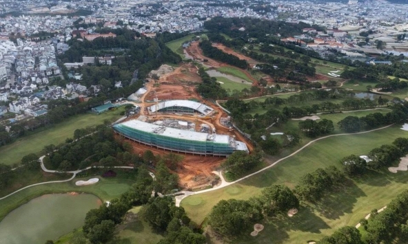 Dự án sân golf Đồi Cù của Á hậu Dương Trương Thiên Lý bị dừng thi công tòa nhà