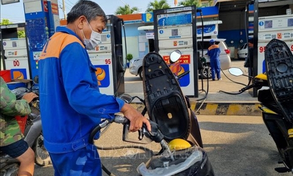 Giá xăng bán lẻ trong nước tăng nhẹ