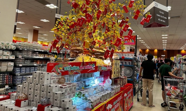 Đồ trang trí Tết đa dạng, giá 'mềm'