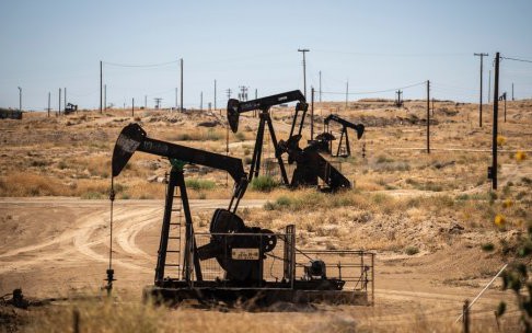 Giá xăng dầu hôm nay 15/1: Dự báo dầu thô tiếp tục tăng