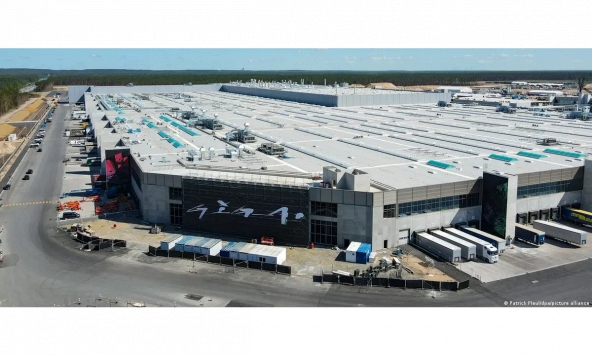 Tesla gặp hàng loạt khó khăn từ căng thẳng ở Biển Đỏ