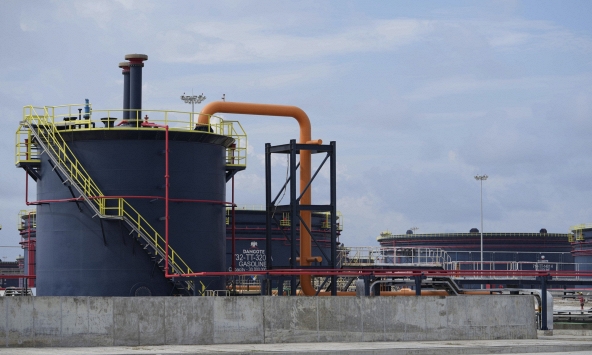 Sự cố nhà máy lọc dầu Lukoil của Nga khiến Moscow xem xét lệnh cấm xuất khẩu xăng