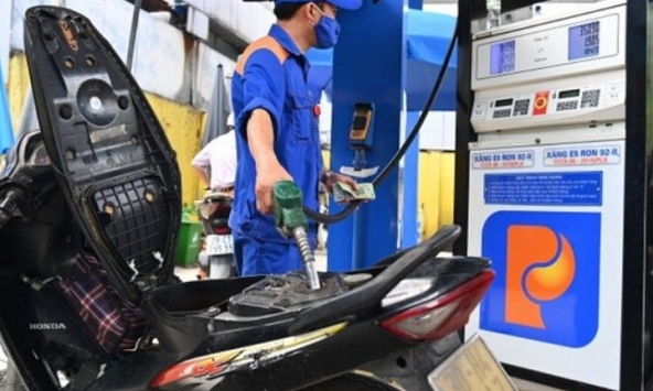 Giá bán lẻ xăng tăng thêm gần 600 đồng/lít