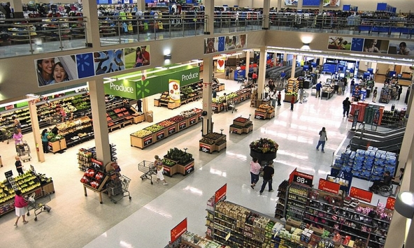 Walmart tăng lương thưởng trong khi Macy's cắt giảm hơn 2.000 nhân sự