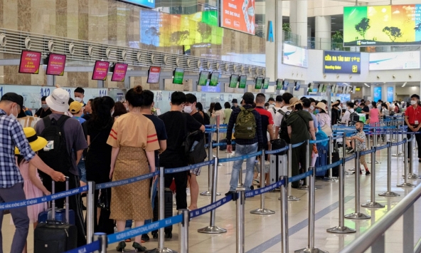 Đường sắt bán gần hết vé tàu Tết, hàng không tăng cường bay đêm