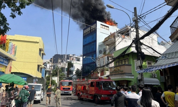 Cháy công ty nữ trang ở TP.HCM, hàng chục nhân viên tháo chạy