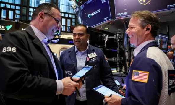 Dow Jones lần đầu tiên vượt ngưỡng 38.000 điểm