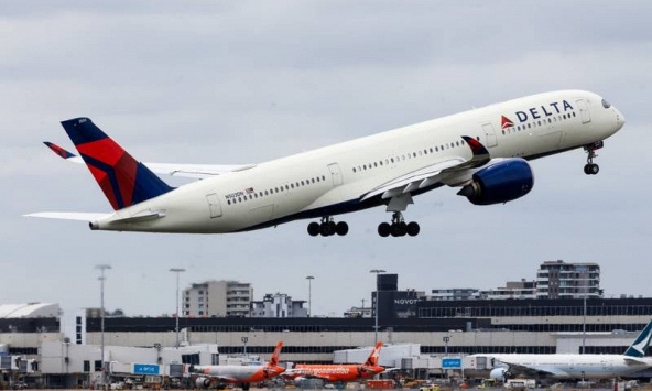 Boeing 757 bung bánh trước khi đang chờ cất cánh ở Mỹ 