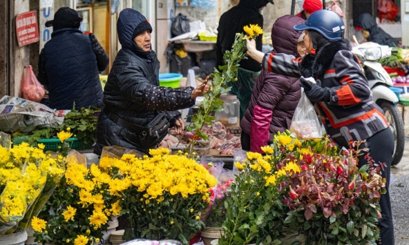 Người Hà Nội tất bật sắm lễ cúng rằm cuối cùng năm Quý Mão
