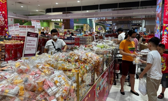 Bánh mứt Tết tràn ngập siêu thị, giỏ quà vừa túi tiền hút khách