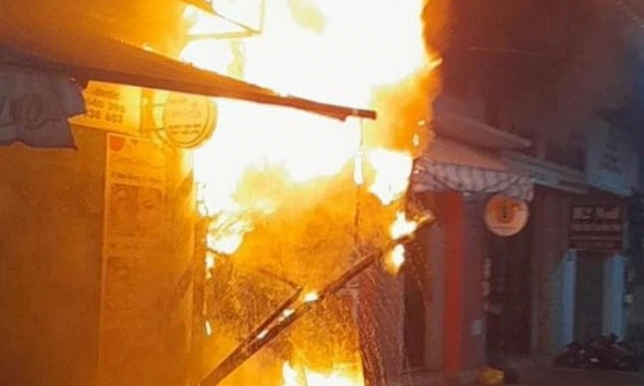 Cháy nhà giữa đêm ở TP.HCM, 5 người leo qua nhà hàng xóm thoát nạn