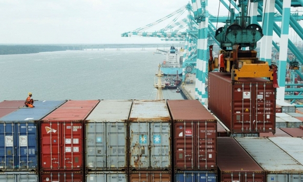 Giá cước vận chuyển dầu và container đạt mức cao kỷ lục