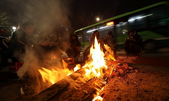 Tự ý đốt than củi sưởi ấm ở lòng đường, vỉa hè có thể bị phạt tù