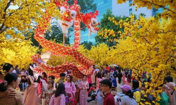 TP.HCM ngập tràn không khí Tết, giới trẻ tranh thủ check-in trước khi về quê