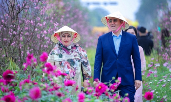 Hàng ngàn du khách hào hứng đường hoa Home Hanoi Xuan 2024