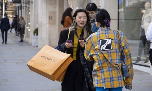 Gen Z vung tiền vào hàng xa xỉ để xoa dịu 'nỗi đau kinh tế'