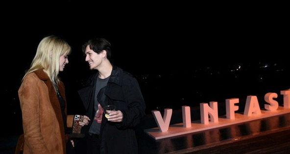 Dàn sao Mỹ hào hứng check-in với VinFast VF 9 trước thềm Grammy 2024