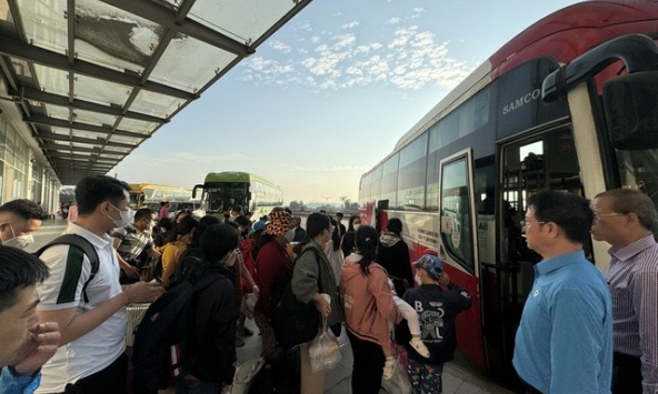 'Biển người' đổ về các bến xe TP.HCM về quê ăn Tết, sương mù dày đặc tại sân bay Nội Bài