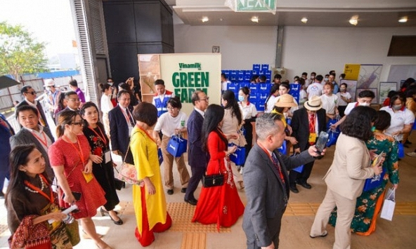 Kiều bào trải nghiệm tuyến Metro Bến Thành – Suối Tiên