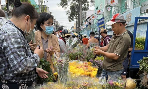 Chợ hoa lớn nhất TP.HCM đông nghịt khách ngày 29 Tết