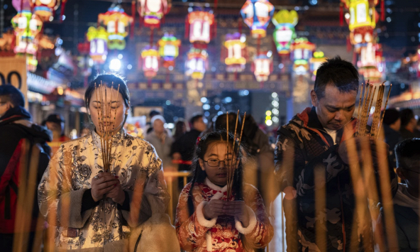 Người dân châu Á viếng chùa cầu may ngày đầu năm mới