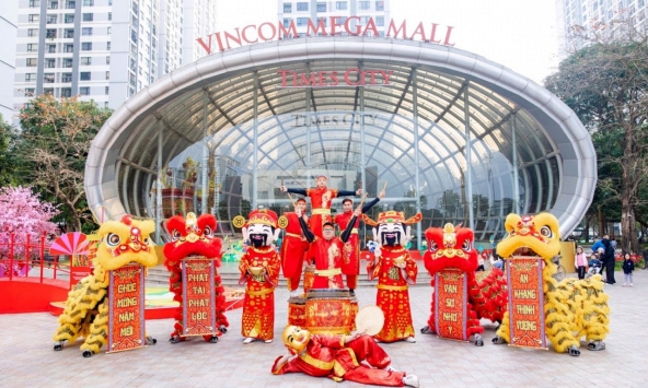 Hàng vạn người dân đổ về các TTTM Vincom khai xuân Giáp Thìn