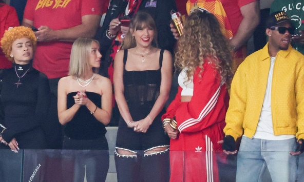 Chiếc quần jeans trị giá 695 USD của Area cháy hàng sau khi Taylor Swift mặc đến Super Bowl 2024 