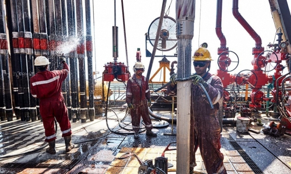 Fitch: Chính trị và địa chính trị là rủi ro hàng đầu đối với dầu và hàng hóa