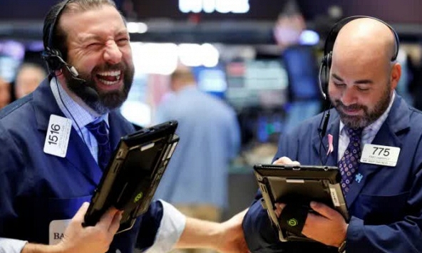 Chứng khoán Mỹ lập kỷ lục mới, Dow Jones tăng 350 điểm