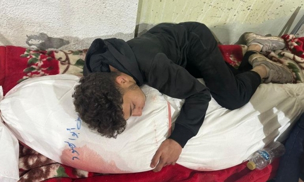 Bức ảnh làm tan nát hàng ngàn trái tim: Cuộc chia tay cuối cùng của con trai với mẹ