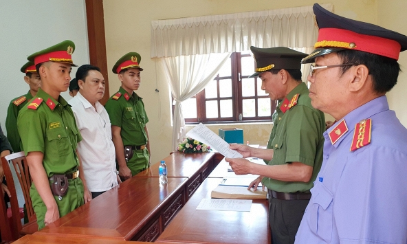 Giám đốc Văn phòng đăng ký đất đai Hậu Giang bị bắt