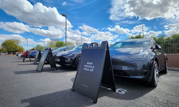 Doanh số bán xe điện sụt giảm khi người Mỹ gắn bó với xăng dầu