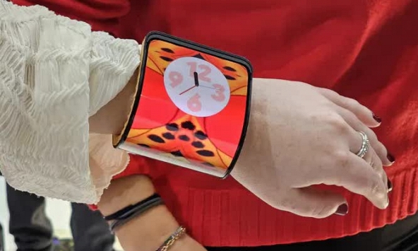 Motorola khoe ý tưởng smartphone có thể quấn quanh cổ tay