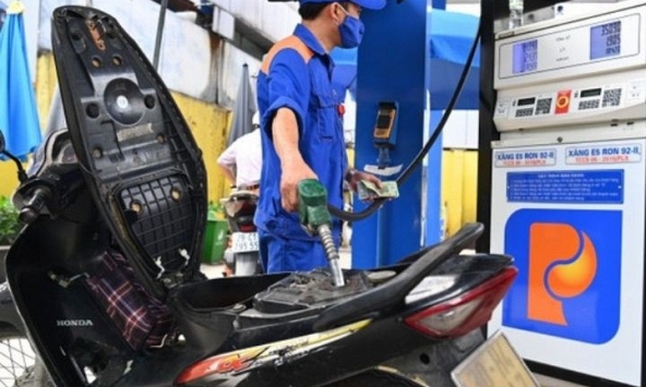 Giá xăng bật tăng trở lại, RON95 áp sát mốc 24.000 đồng/lít