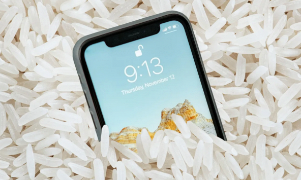 Apple cảnh báo: Đừng bỏ iPhone vào gạo nếu bị ướt