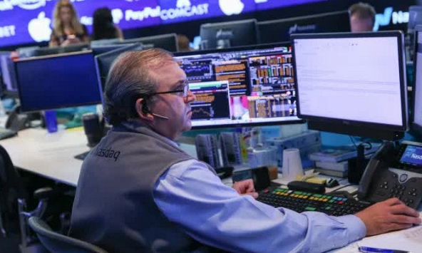 Nasdaq phá kỷ lục năm 2021, S&P 500 lần đầu tiên vượt ngưỡng 5,100 điểm