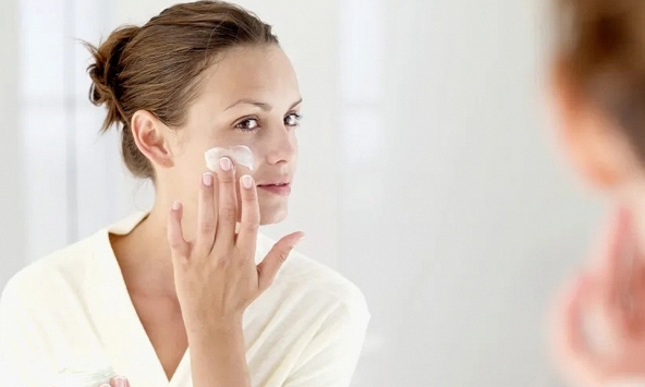 Bôi kem dưỡng ẩm bao lâu thì nên rửa?