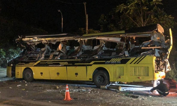 Vụ tai nạn 5 người chết ở Tuyên Quang: Thùng container đổ nghiêng đè vào nửa chiếc xe khách