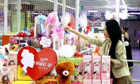 Thị trường quà tặng ngày 8/3 bắt đầu sôi động