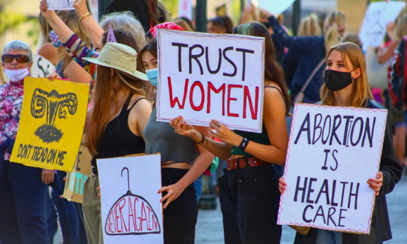 Pháp trở thành quốc gia đầu tiên trên thế giới đưa quyền phá thai vào hiến pháp