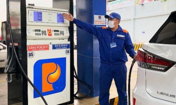 Giá xăng giảm gần 400 đồng/lít